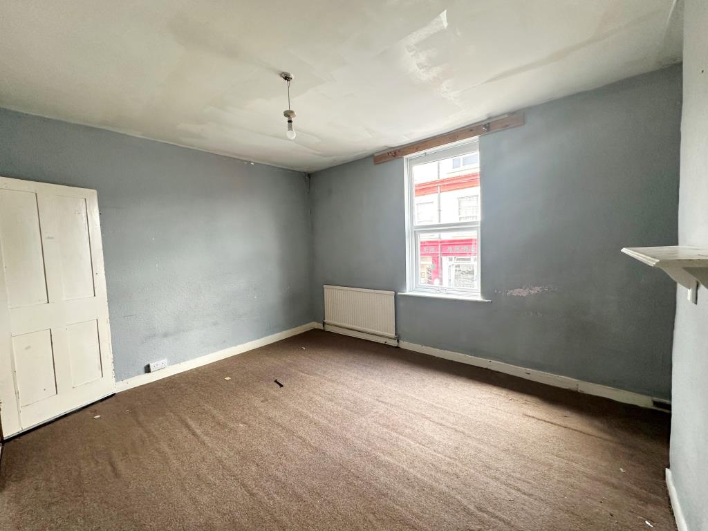 Lot: 115 - MID-TERRACE HOUSE FOR REFURBISHMENT - bedroom